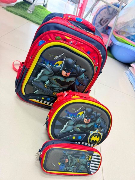 شنطه مع عدة قطع